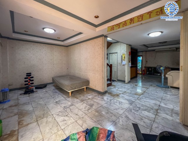 *****บ้านแฝดมือสองย่านกรุงเทพฯ ม.101การ์เด้นวิลล์  ลาดพร้าว101 เนื้อที่กว้าง 41 ตร.ว. ฟังก์ชัน 3 ห้องนอน 4 ห้องน้ำ ที่จอดรถ 2 คัน บ้านแฝดทำเลเมือง พื้นที่ใช้สอยเยอะ ตั้งบนทำเลแห่งการเดินทาง ใกล้รถไฟฟ้าสายสีน้ำเงิน "สถานีลาดพร้าว" และทางด่วน "ฉลองรัช"